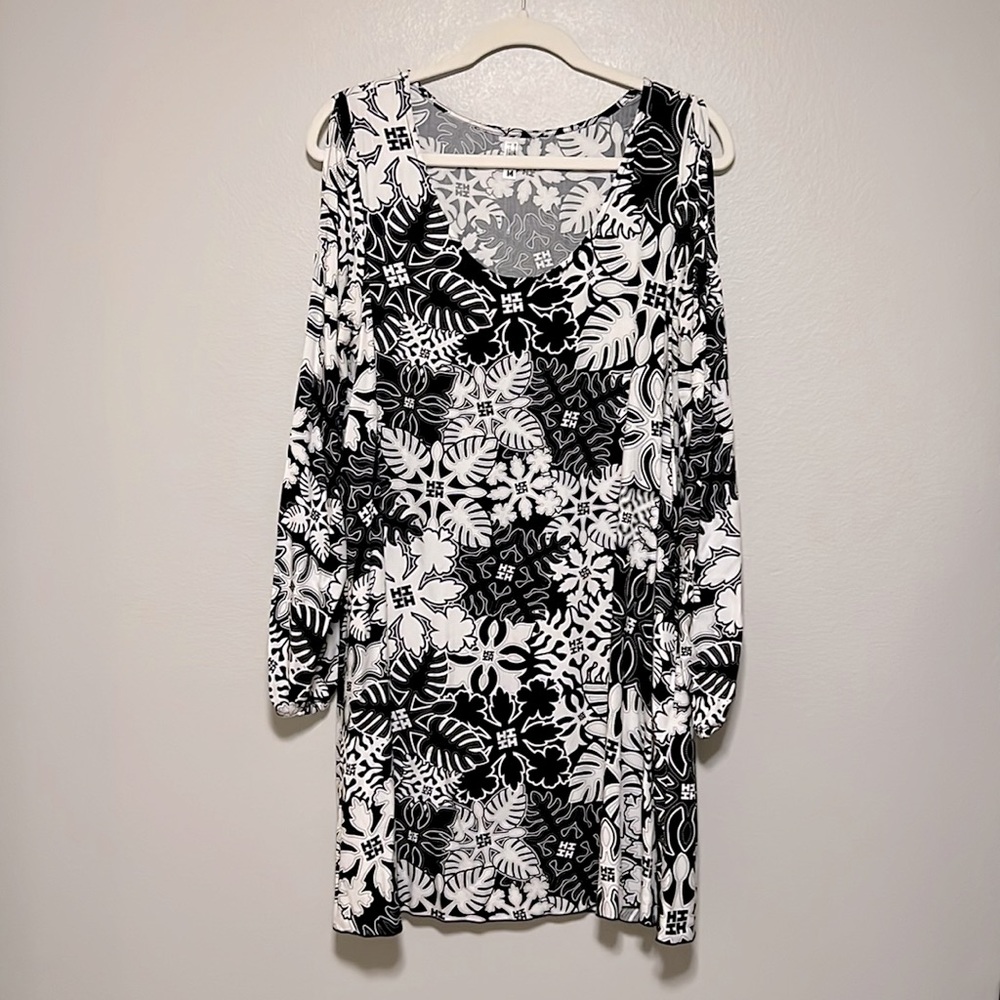 🌺Hawaii’s Finest Cold Shoulder Sleeved Dress, Size M, Black-White